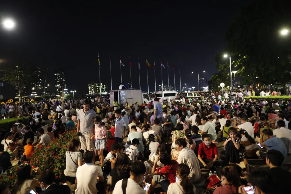 Đông đảo người dân đổ ra trung tâm TPHCM để xem bắn pháo hoa. Ảnh: DŨNG PHƯƠNG