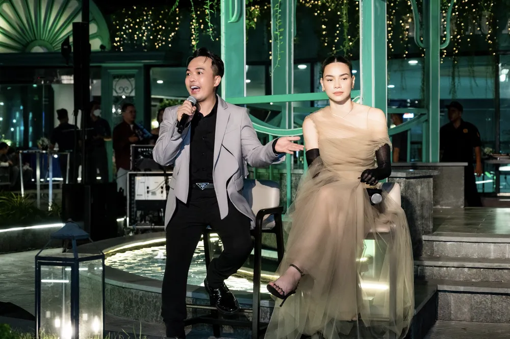 Hồ Ngọc Hà và đạo diễn Trần Thành Trung giới thiệu “Love Songs Love Vietnam in Da Nang”. Ảnh: THÀNH LUÂN