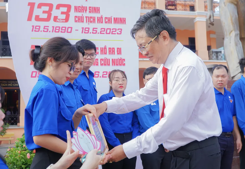 Tuyên dương các cá nhân, tập thể tiêu biểu Tuyên dương các cá nhân, tập thể tiêu biểu