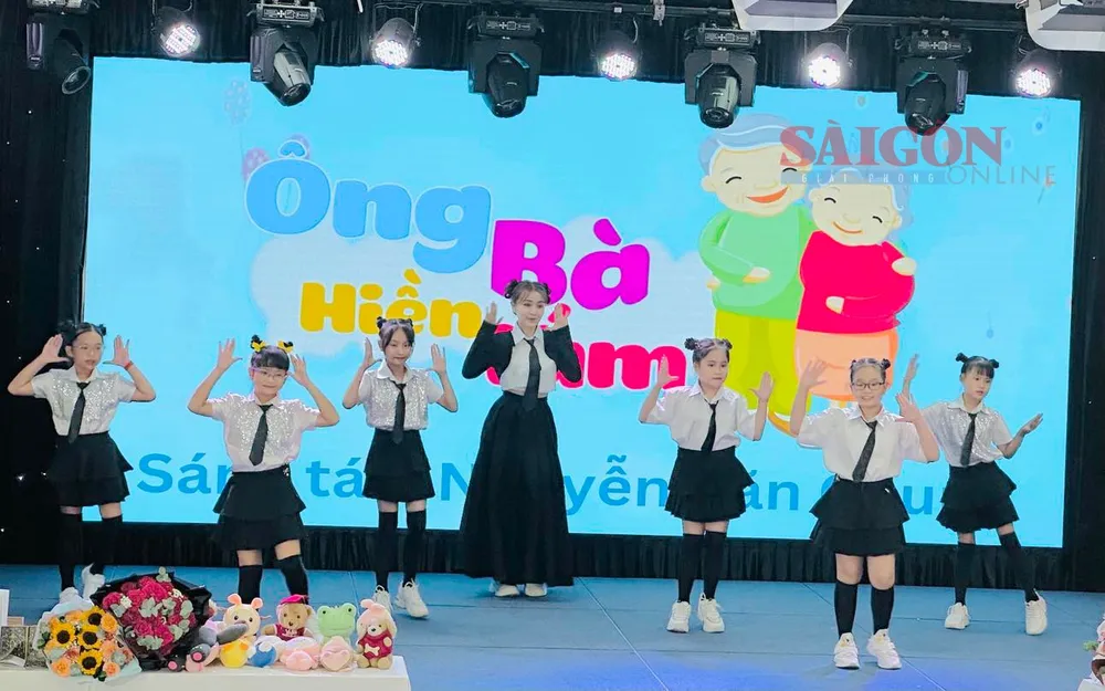Các bạn thiếu nhi biểu diễn ca khúc "Ông bà hiền lắm"