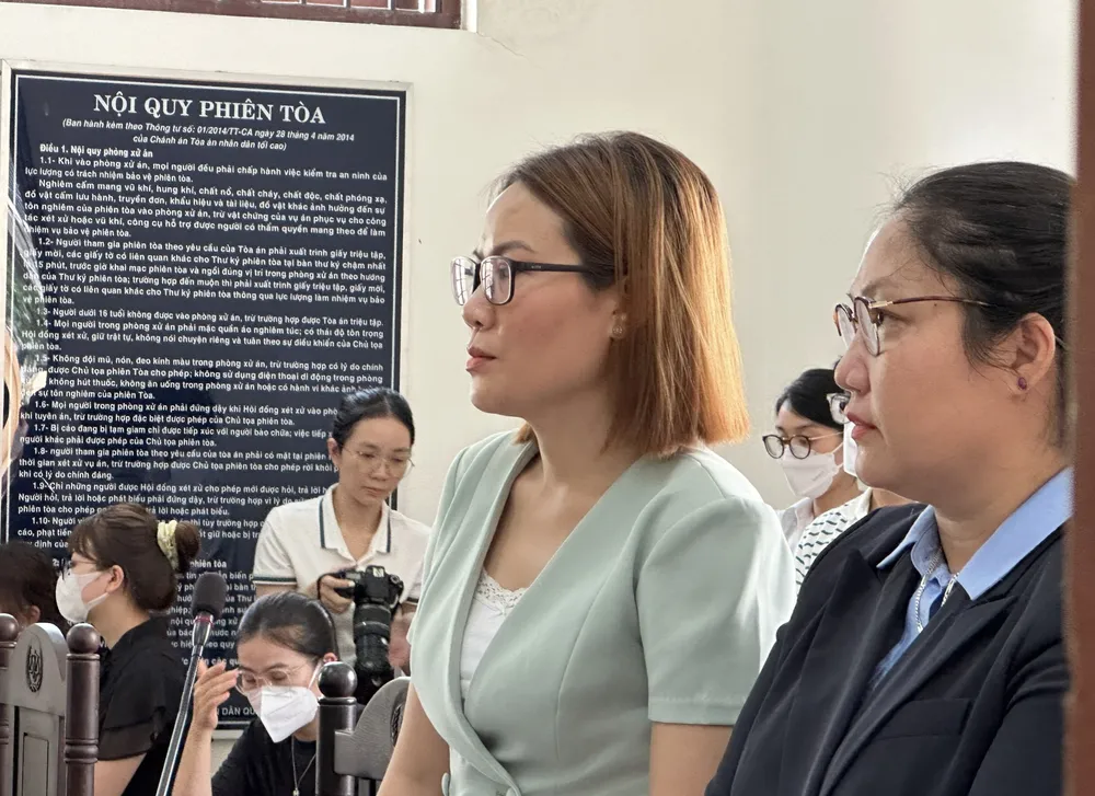 Đại diện ủy quyền của bà Thùy Tiên là bà Đỗ Thị Nụ, đại diện pháp lý là luật sư Ngô Huỳnh Phương Thảo tại phiên tòa