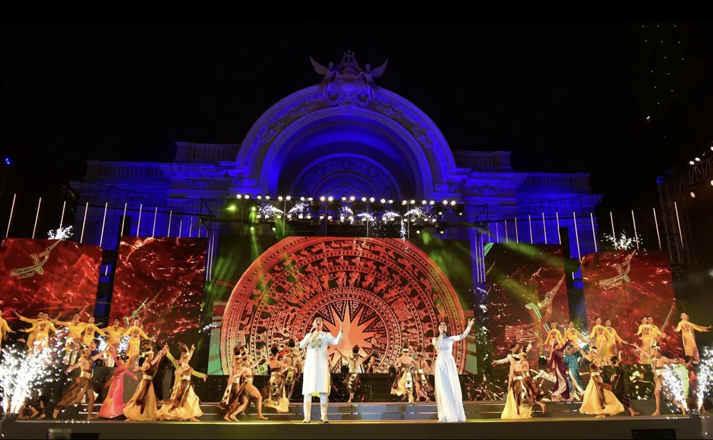 Một chương trình nghệ thuật trước Nhà hát Thành phố, TPHCM. Ảnh: DŨNG PHƯƠNG