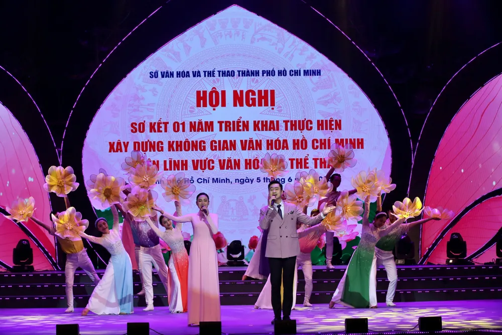 Chương trình văn nghệ khai mạc hội nghị. Ảnh: DŨNG PHƯƠNG