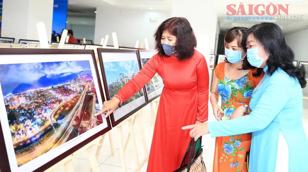 Khách tham quan triển lãm nhiếp ảnh chủ đề “Học tập và làm theo tư tưởng, đạo đức, phong cách Hồ Chí Minh” tại trụ sở Liên hiệp các Hội Văn học Nghệ thuật TPHCM. Ảnh: DŨNG PHƯƠNG Khách tham quan triển lãm nhiếp ảnh chủ đề “Học tập và làm theo tư tưởng, đạo đức, phong cách Hồ Chí Minh” tại trụ sở Liên hiệp các Hội Văn học Nghệ thuật TPHCM. Ảnh: DŨNG PHƯƠNG