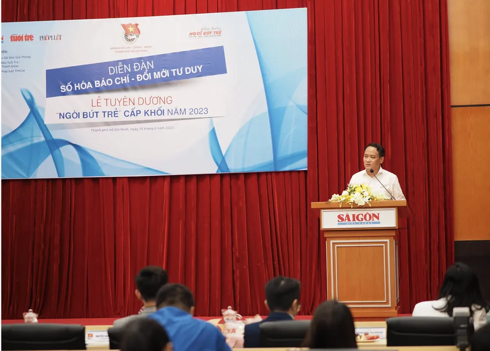 Ông Nguyễn Hoàng Nguyên - Phó Tổng Biên tập Báo Tuổi Trẻ, phát biểu tại diễn đàn. Ảnh: ĐỨC CƯỜNG