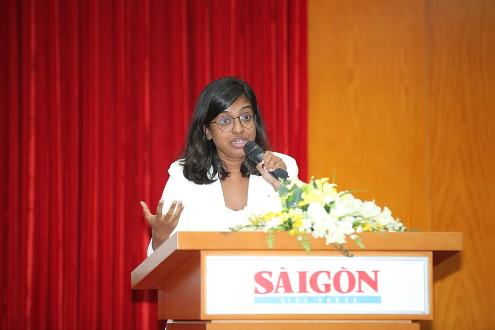 TS Adhvaidha Kalidasan chia sẻ về chủ đề “Báo chí khu vực Đông Nam Á đang thay đổi ra sao trong thời đại của trí tuệ nhân tạo?”. Ảnh: DŨNG PHƯƠNG