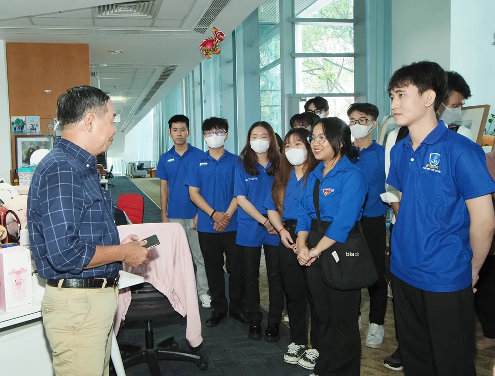 Nhà báo Phạm Hoài Nam, Báo Sài Gòn Giải Phóng, chia sẻ với sinh viên ngành báo chí - truyền thông Trường Đại học Nguyễn Tất Thành về nghiệp vụ làm báo. Ảnh: ĐỨC CƯỜNG