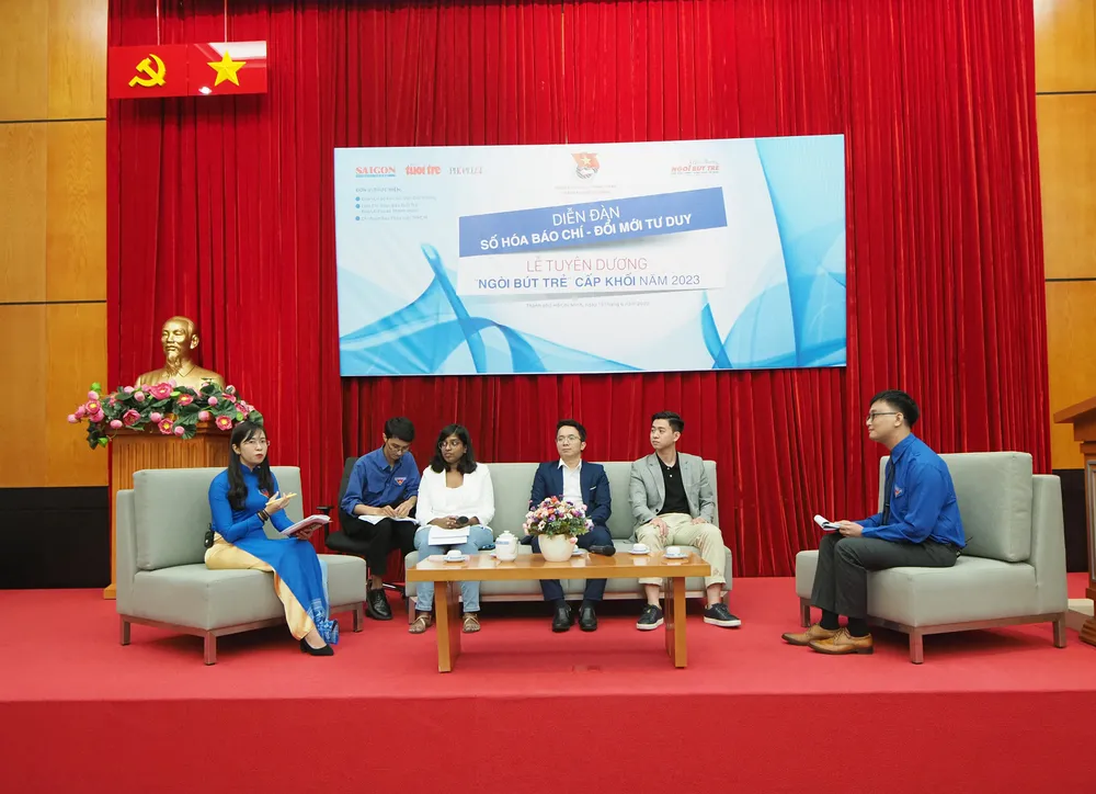 Các diễn giả khách mời thảo luận tại diễn đàn “Số hóa báo chí - Đổi mới tư duy”. Ảnh: ĐỨC CƯỜNG