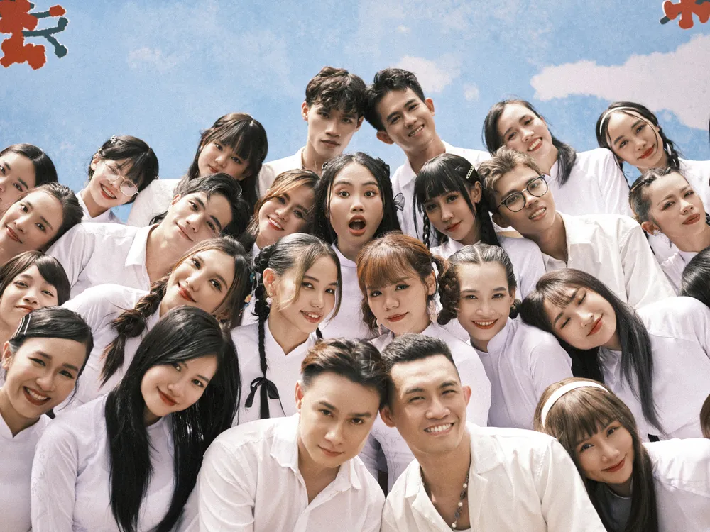 Phương Mỹ Chi (ở giữa) tung MV "Đẩy xe bò"