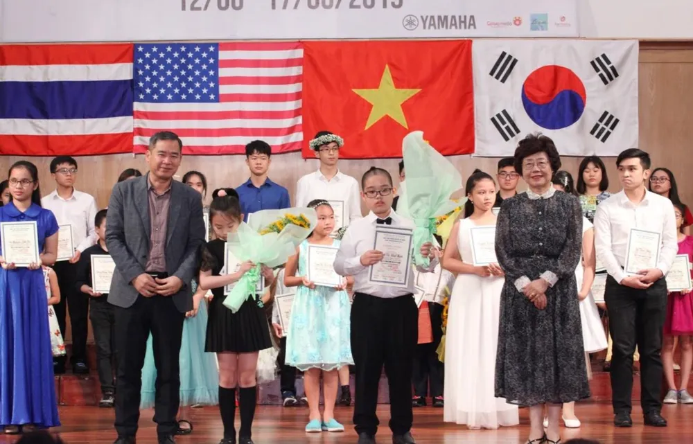 TS. Lê Hồ Hải (Trưởng khoa Piano Nhạc Viện TPHCM) và GS. Shin Soo Jung (GS danh dự ĐH Quốc gia Seoul, Hàn Quốc) trao giải thưởng cho thí sinh