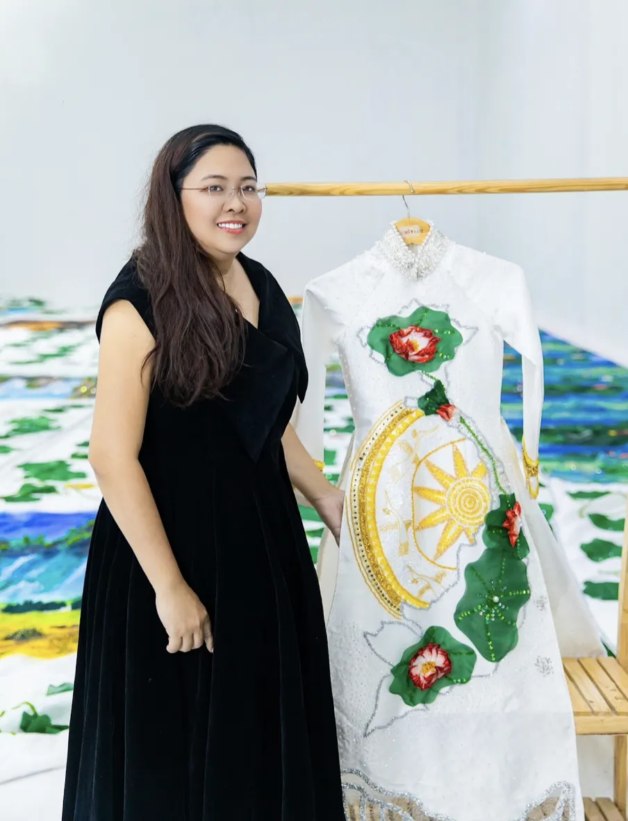 NTK Phương Hồ mang áo dài kỷ lục "Non sông gấm vóc" trình diễn tại Thái Lan NTK Phương Hồ mang áo dài kỷ lục "Non sông gấm vóc" trình diễn tại Thái Lan