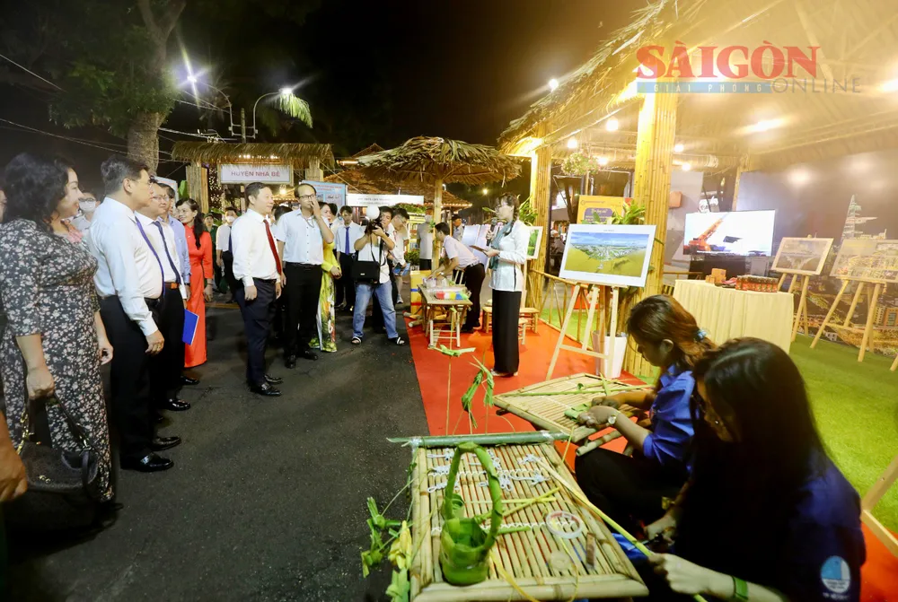 Các đồng chí lãnh đạo TPHCM tham quan không gian trưng bày các mô hình nông nghiệp hiện đại, tiêu biểu của các quận, huyện. Ảnh: DŨNG PHƯƠNG Các đồng chí lãnh đạo TPHCM tham quan không gian trưng bày các mô hình nông nghiệp hiện đại, tiêu biểu của các quận, huyện. Ảnh: DŨNG PHƯƠNG