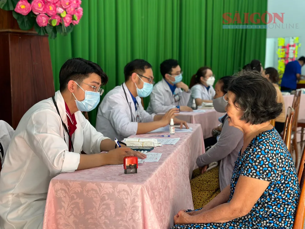 Các bác sĩ trẻ từ Đoàn Bệnh viện Ung Bướu TPHCM tận tình khám bệnh cho người dân
