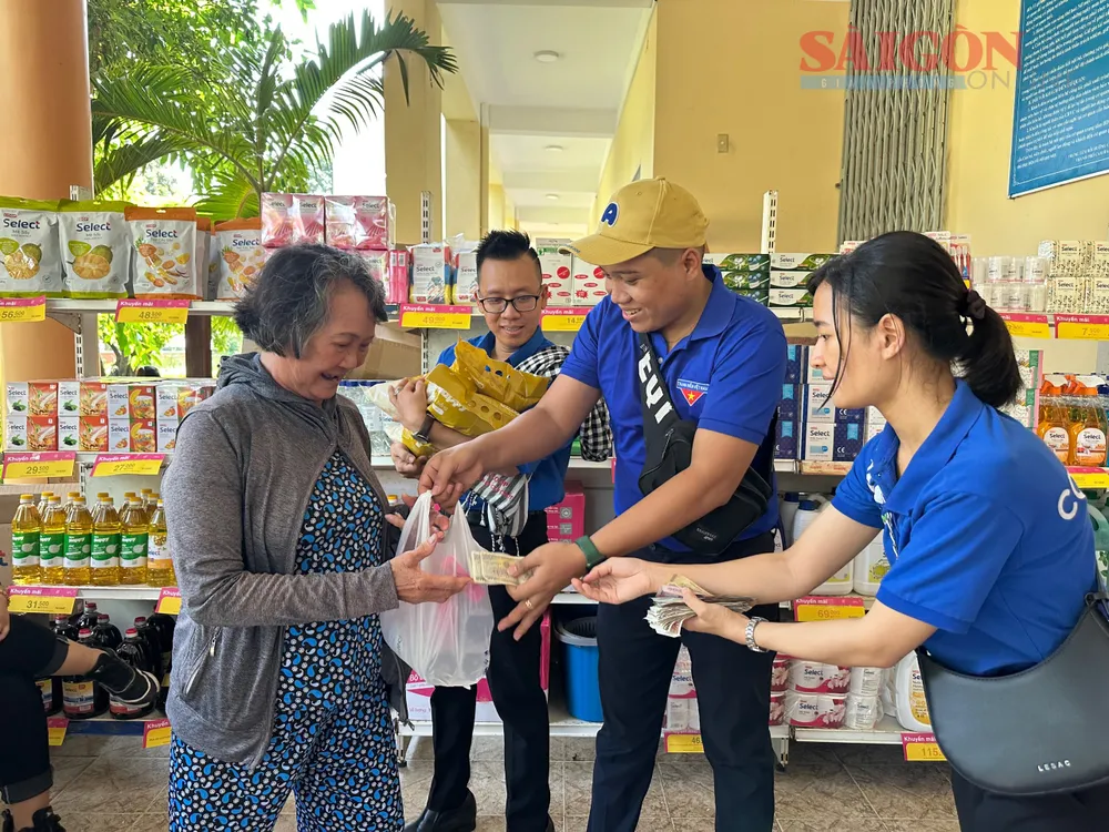 Bán hàng lưu động bình ổn giá phục vụ người dân