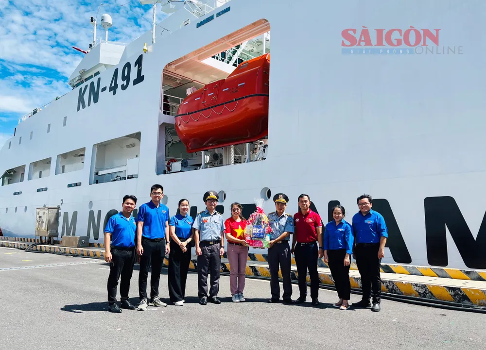 Trao quà đại diện tàu Kiểm ngư KN491