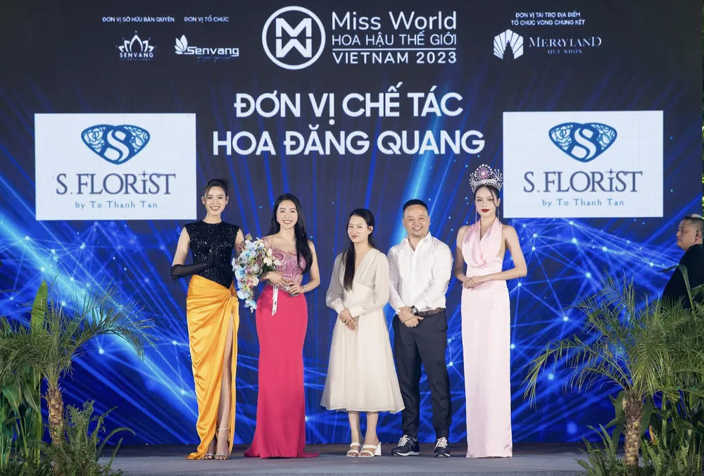 Ban tổ chức hoa đăng quang Bích Lam Chi Vân