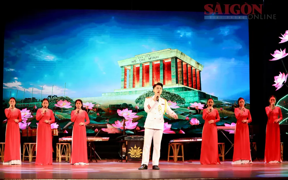 Tốp ca Đoàn Văn công Quân khu 7 biểu diễn "Ba Đình một sớm thu xa" (thơ Lê Khánh Hưng, nhạc Quỳnh Hợp). Ảnh: DŨNG PHƯƠNG