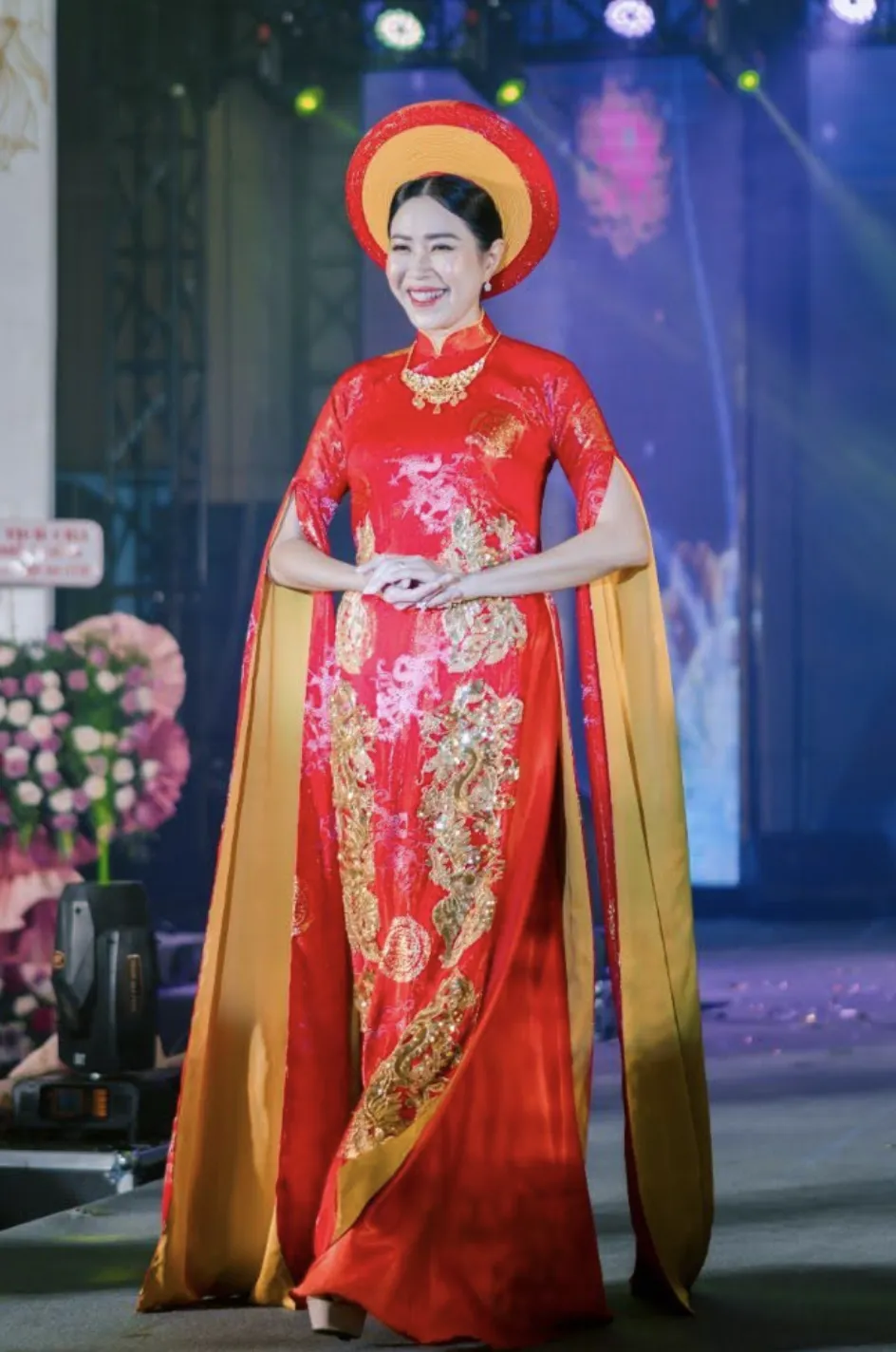 MC Quỳnh Hoa - Phó Giám đốc Nhà Văn hóa Thanh niên TPHCM, đội trưởng Đội Tình nguyện viên Nghệ sĩ TPHCM