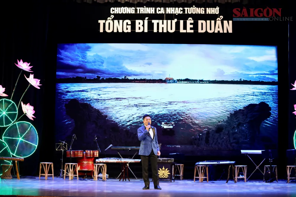 NSND Quốc Hưng biểu diễn “Người chiến binh mang tên sông Thạch Hãn” (thơ Châu La Việt, nhạc Ngọc Khuê). Ảnh: DŨNG PHƯƠNG