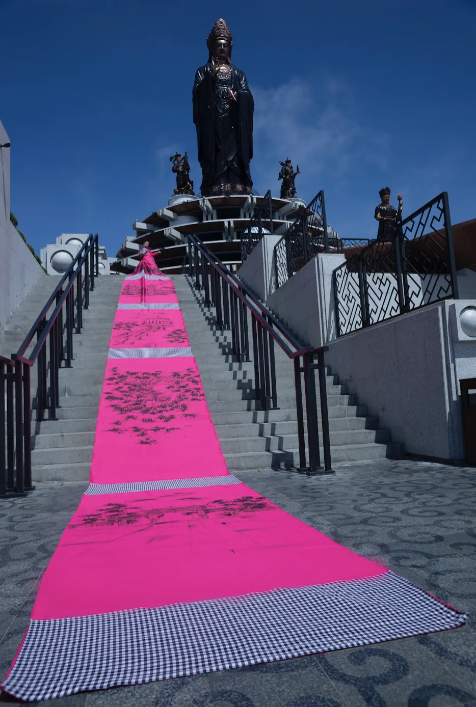 Mẫu nhí Kiều Hân ấn tượng với chiếc váy dài 20m lấy cảm hứng từ khăn rằn. Ảnh: HIẾU VÕ