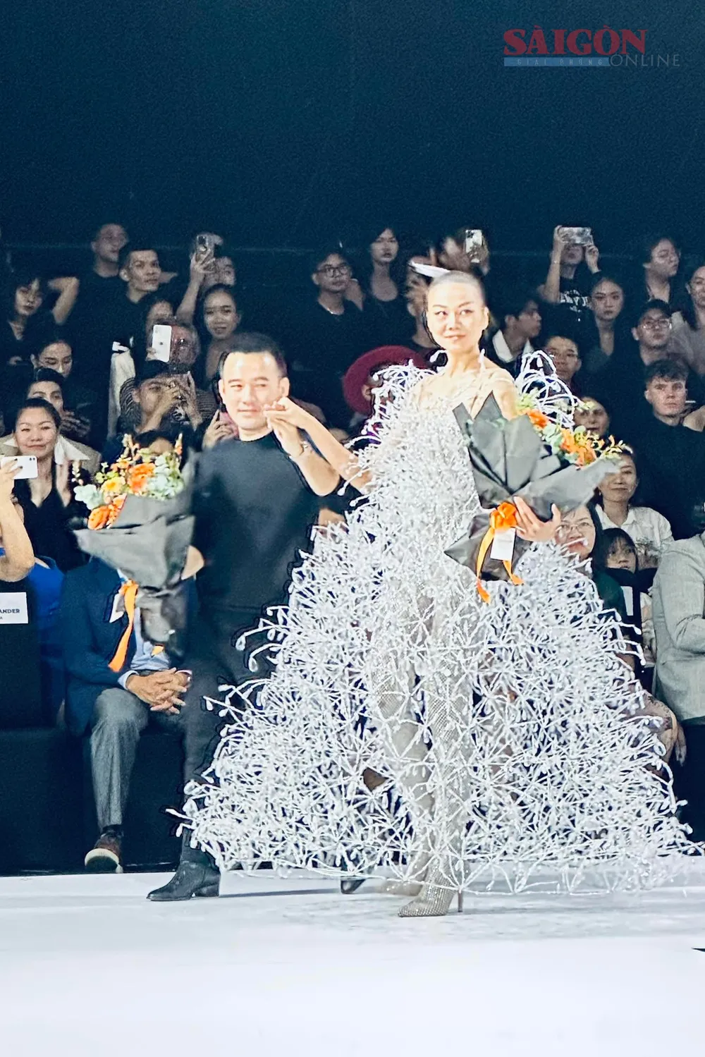 Thanh Hằng diện thiết kế đặc biệt của Lê Thanh Hòa tại Tuần lễ thời trang Quốc tế Việt Nam 2023 Thanh Hằng diện thiết kế đặc biệt của Lê Thanh Hòa tại Tuần lễ thời trang Quốc tế Việt Nam 2023