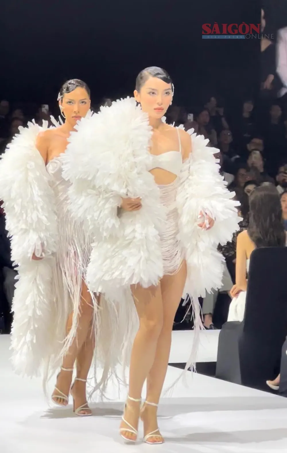 Minh Triệu, Kỳ Duyên diễn mở màn bộ sưu tập của Lê Thanh Hòa Minh Triệu, Kỳ Duyên diễn mở màn bộ sưu tập của Lê Thanh Hòa