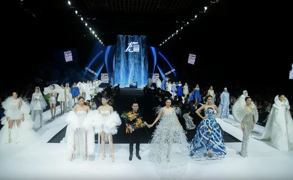 NTK Lê Thanh Hòa mở màn khai mạc Tuần lễ Thời trang Quốc tế Việt Nam 2023. Ảnh: BTC NTK Lê Thanh Hòa mở màn khai mạc Tuần lễ Thời trang Quốc tế Việt Nam 2023. Ảnh: BTC