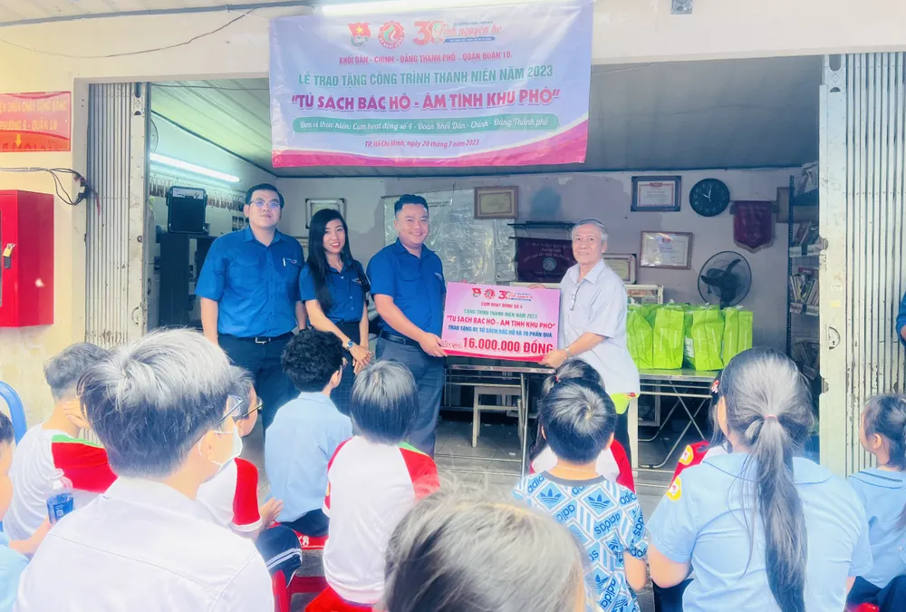 Ông Nguyễn Huy, Phó Bí thư Chi bộ Khu phố 3 thay mặt khu phố nhận bảng tượng trưng trao tặng Ông Nguyễn Huy, Phó Bí thư Chi bộ Khu phố 3 thay mặt khu phố nhận bảng tượng trưng trao tặng