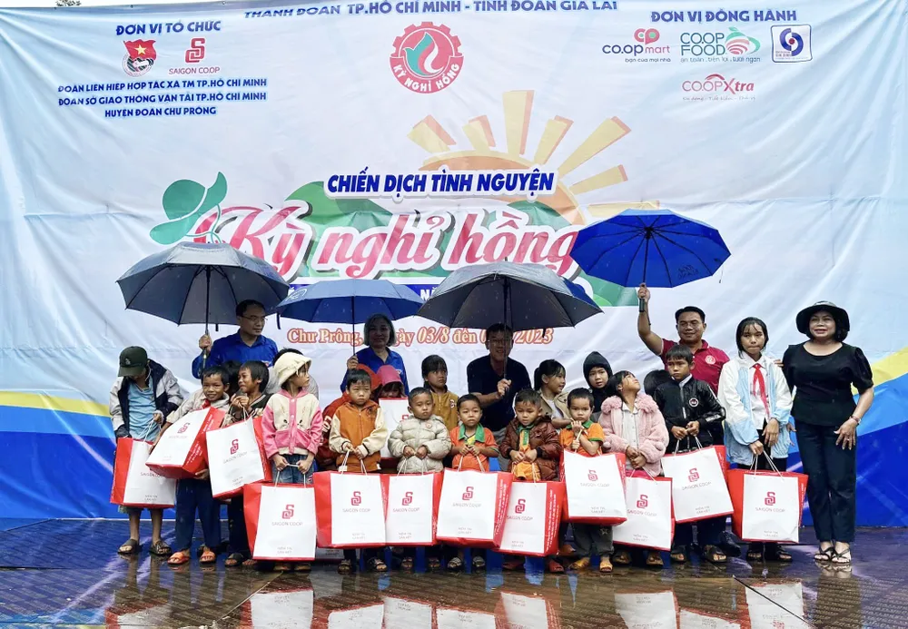 Trao quà cho học sinh