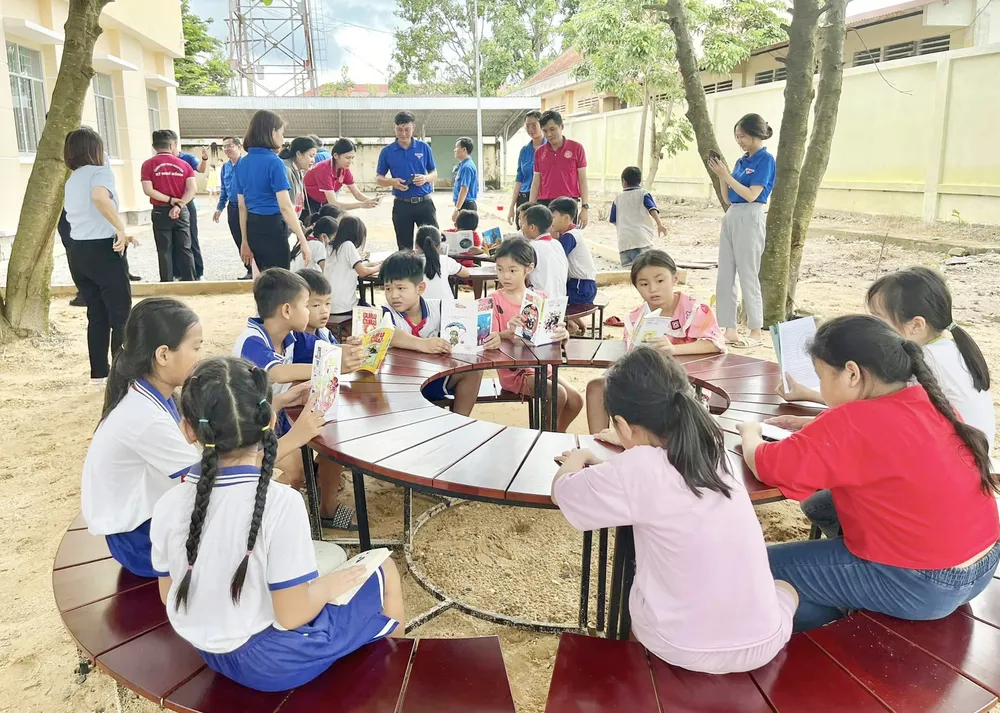 Không gian bên trong và bên ngoài Thư viện thiếu nhi