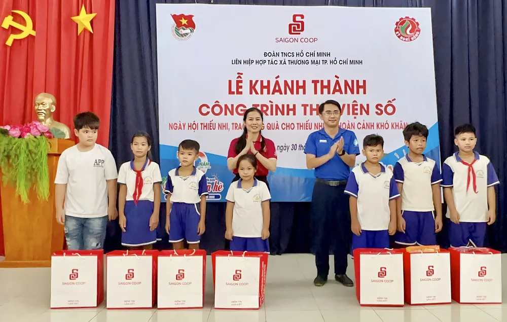 Trao quà cho học sinh khó khăn tại Tây Ninh