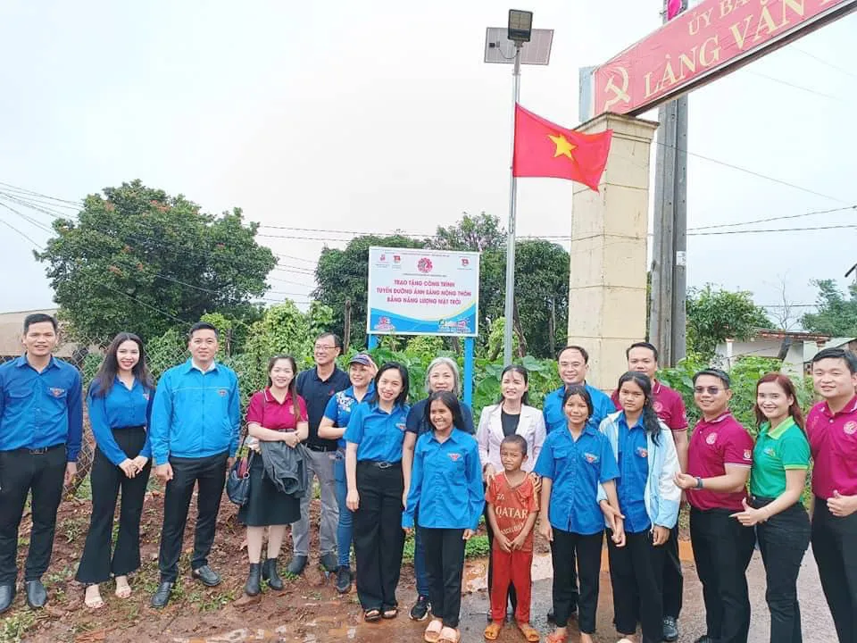 Trao tặng công trình Thắp sáng đường quê tại khu sinh hoạt cộng đồng xã Ia Vê