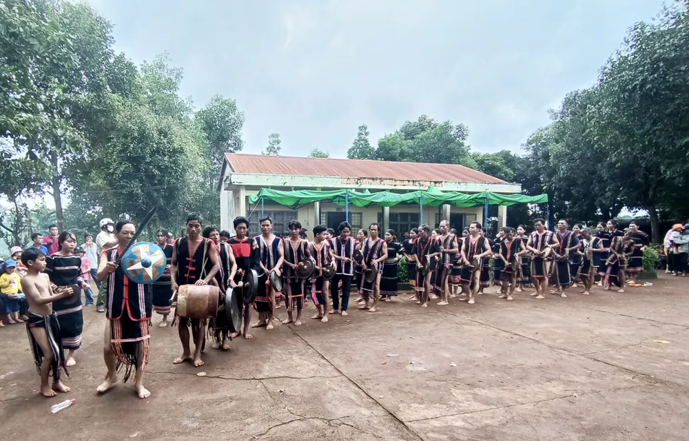 Giao lưu văn hóa với người dân địa phương