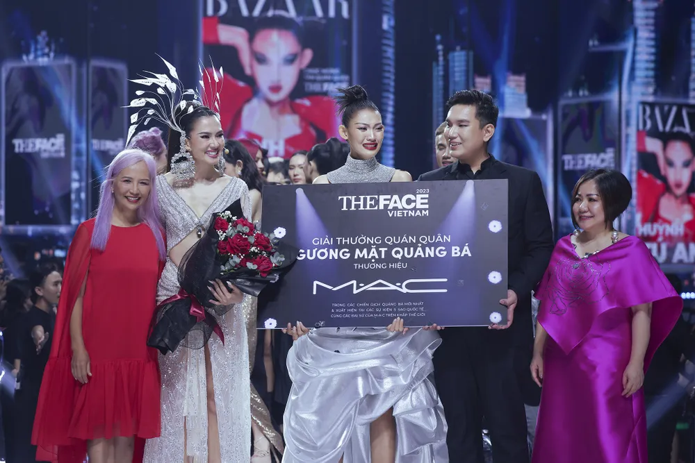 Tú Anh thuộc đội HLV Anh Thư