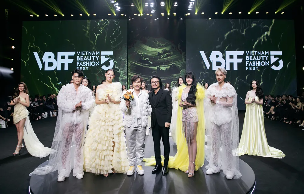 BST Rose Thorns đến từ NTK Ivan Trần