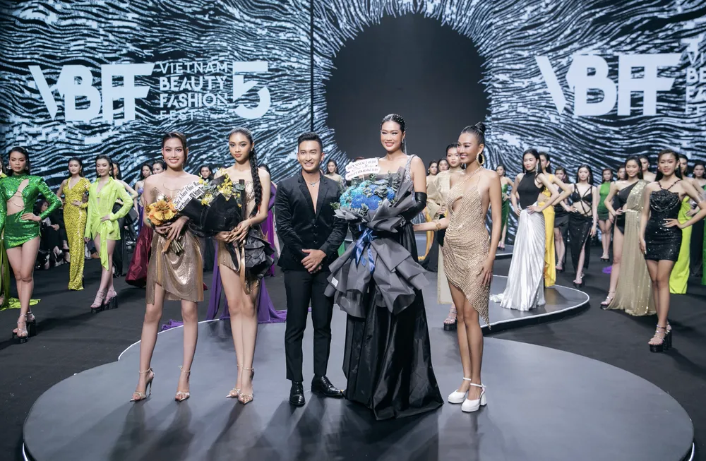 BST Glorious của NTK Hoàng Tony