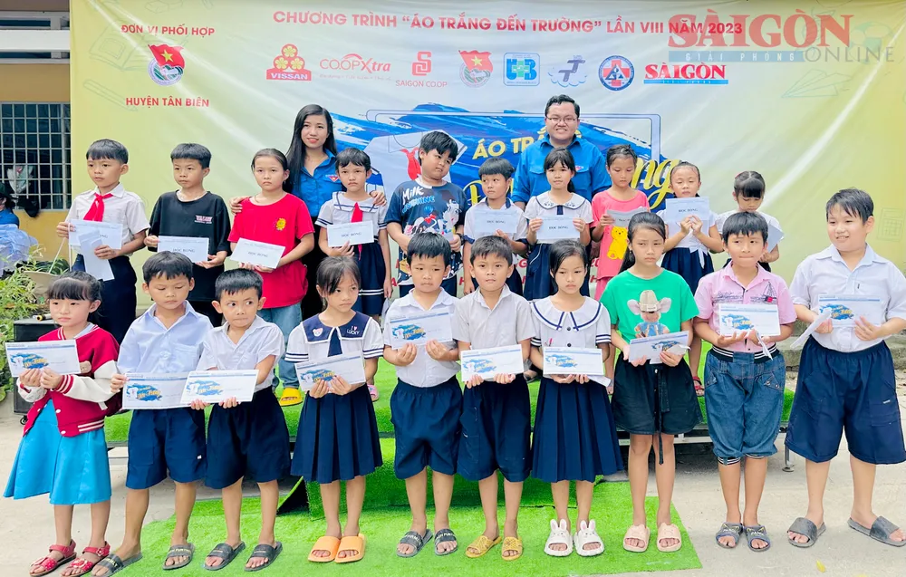 Trao 20 suất học bổng cho học sinh hiếu học, vượt khó