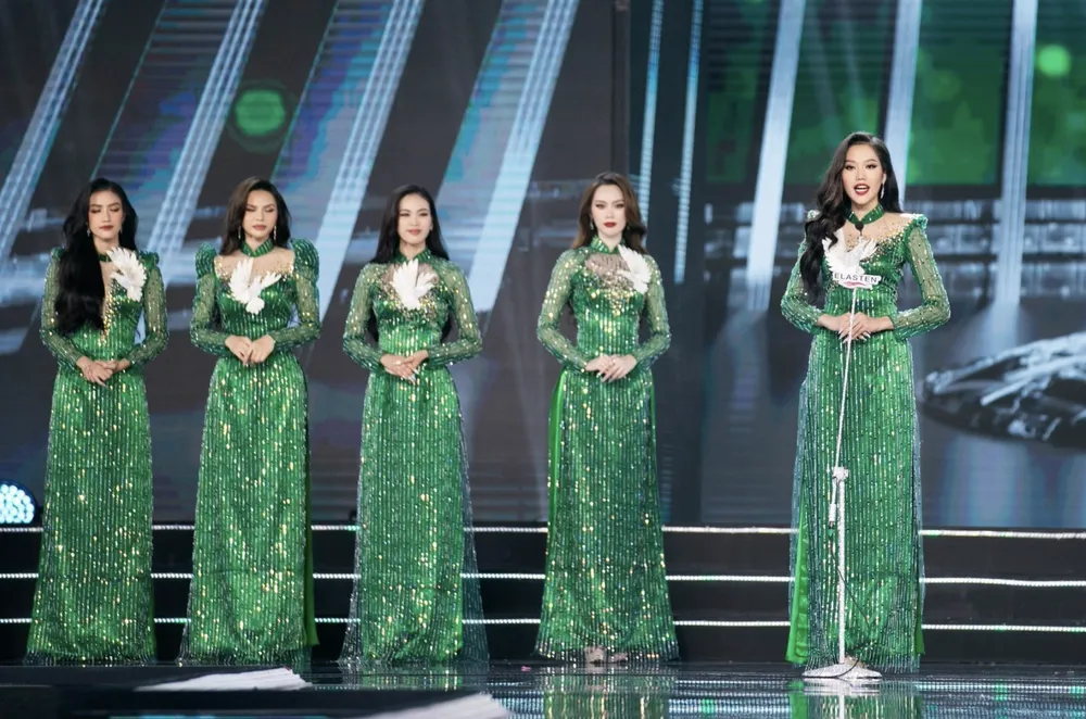 Các thí sinh trong phần thi ứng xử