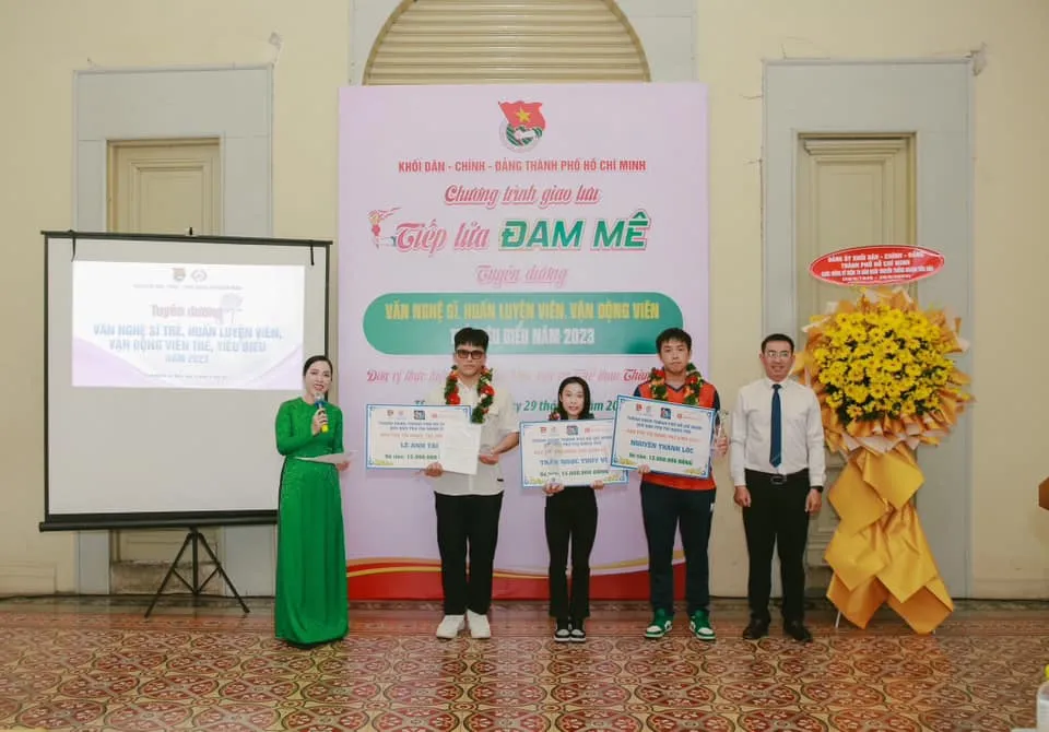 Trao biểu trưng, bảng danh dự và kinh phí bảo trợ cho các tài năng trẻ