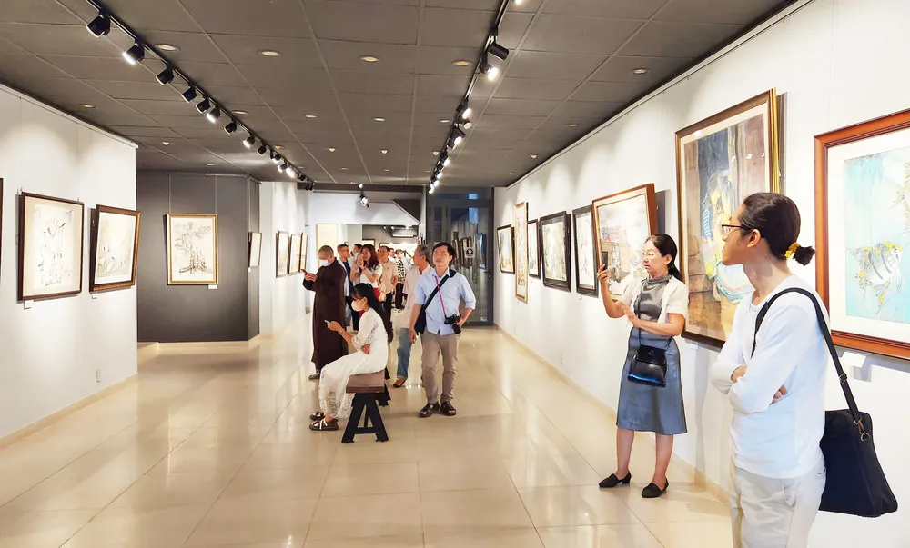 Người dân thưởng lãm tranh dịp lễ 2-9 tại Phòng Trưng bày Hội Mỹ thuật TPHCM