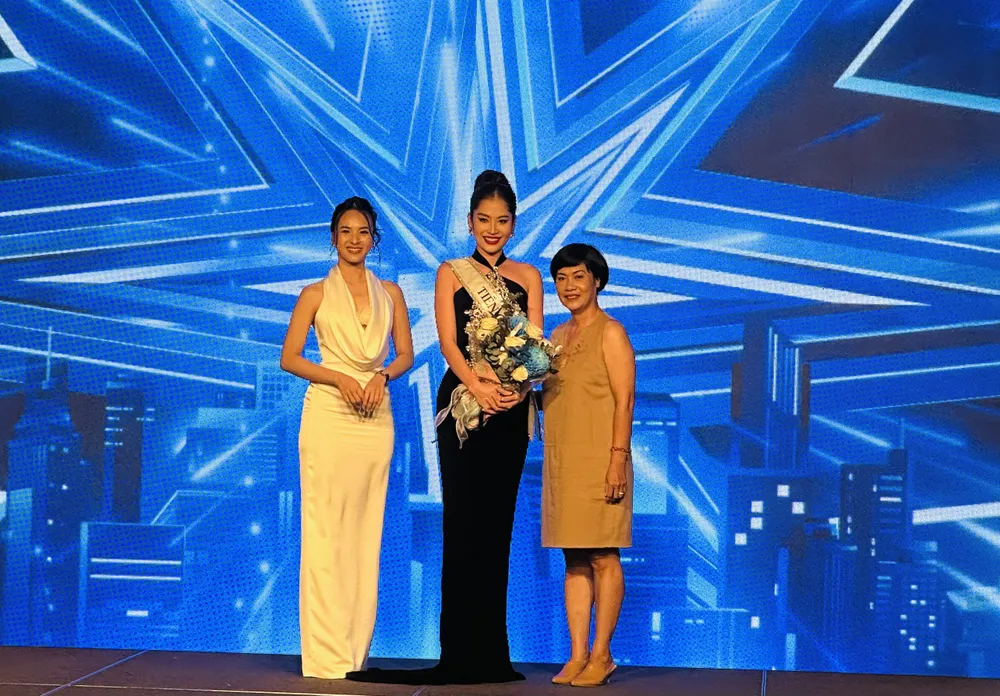 Trao sash dự thi cho thí sinh Lệ Nam (Tiền Giang)