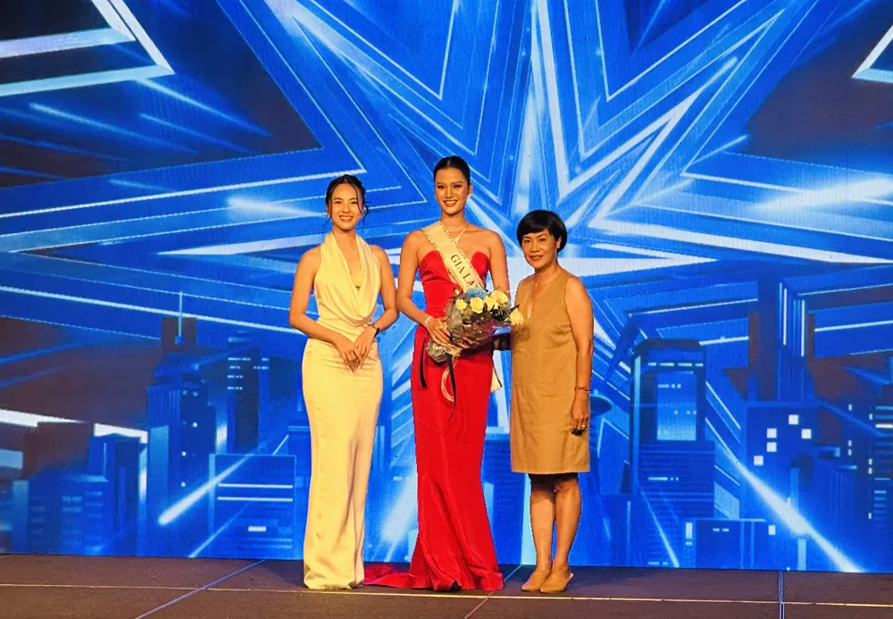 Trao sash dự thi cho thí sinh Hương Ly (Gia Lai)