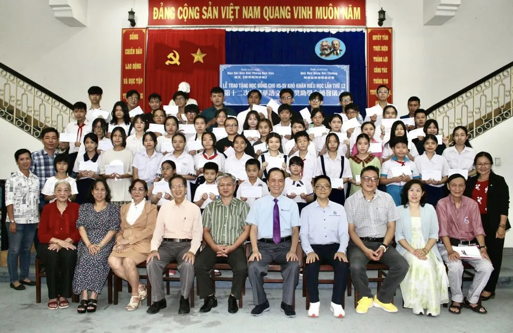 Đại biểu chụp hình lưu niệm cùng các em nhận học bổng