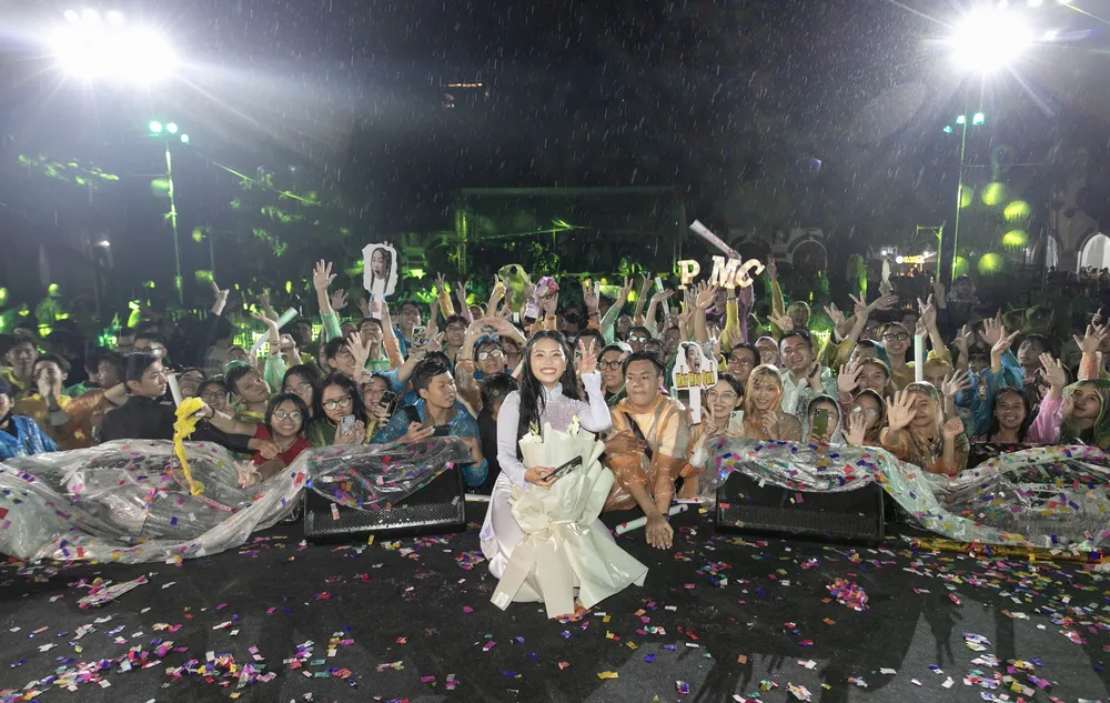 Khán giả đội mưa cổ vũ Phương Mỹ Chi