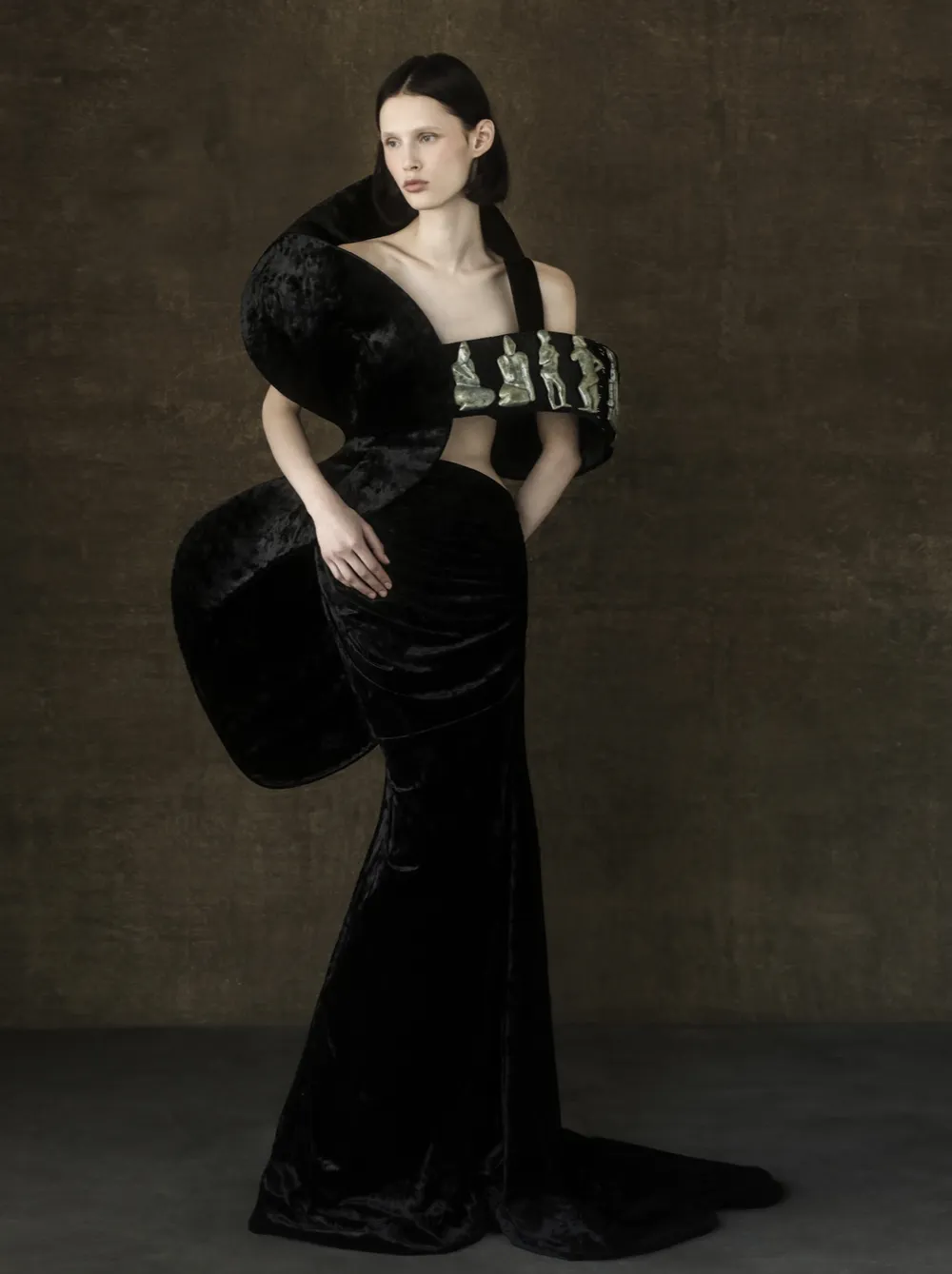 Phan Đăng Hoàng tái hiện không gian điêu khắc của Điềm Phùng Thị tại Milan Fashion Week