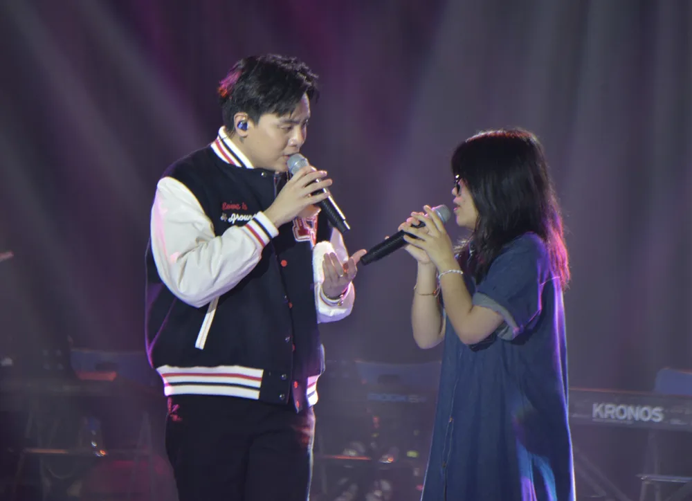 Ca - nhạc sĩ Hứa Kim Tuyền song ca cùng sinh viên Ca - nhạc sĩ Hứa Kim Tuyền song ca cùng sinh viên