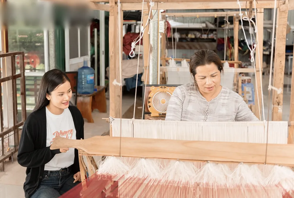 Á hậu Hương Ly hỗ trợ người dân qua dự án “Empower Women Asia” Á hậu Hương Ly hỗ trợ người dân qua dự án “Empower Women Asia”