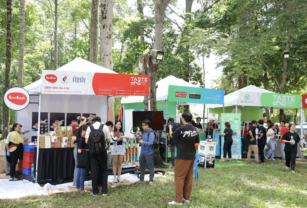 Không gian lễ hội ngay trong khuôn viên Hội trường Thống Nhất