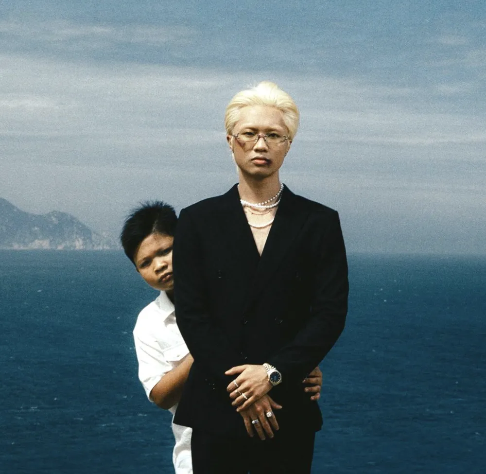 Obito đăng tải hình ảnh đầu về album