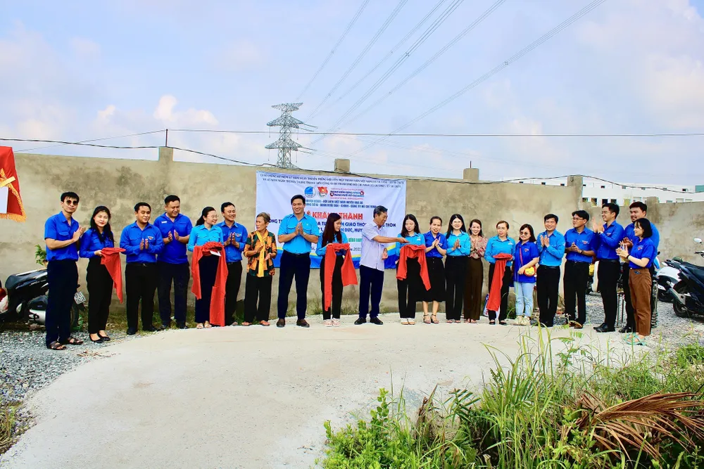 Khánh thành công trình bê tông hóa tuyến đường hẻm giao thông nông thôn, hẻm 733 nối dài thuộc địa bàn ấp 1, xã Nhơn Đức, huyện Nhà Bè Khánh thành công trình bê tông hóa tuyến đường hẻm giao thông nông thôn, hẻm 733 nối dài thuộc địa bàn ấp 1, xã Nhơn Đức, huyện Nhà Bè